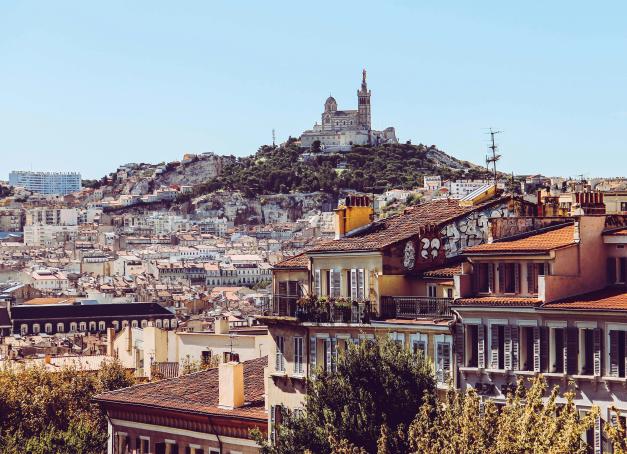 Marseille en hiver a tout d’une bonne idée : douceur du climat, ciel bleu quasi permanent et art de vivre méditerranéen. Suivez le guide pour un city break hors saison dans la ville la plus ensoleillée de France.