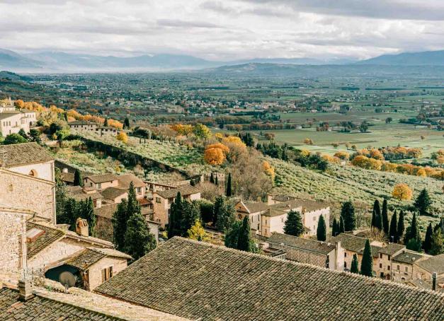 C'est en plein centre de l'Italie, entre Florence et Rome, que l'Ombrie se dessine. Aussi verte que sa voisine la Toscane, cette région est dotée d'un charme fou, entre ses villes médiévales perchées sur les reliefs, ses forêts majestueuses et sa cuisine locale foisonnante. C'est parti pour un road trip d'une semaine en Ombrie.
