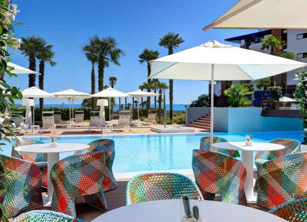 À Lido di Jesolo, à 40 minutes de Venise, la côte Adriatique impose son tempo : lent et lumineux, très balnéaire chic. C’est ici que l’Almar Lido Jesolo a posé ses lignes contemporaines. Un hôtel 5 étoiles doté d'un très beau spa où décrocher avant de retrouver, le moment venu, l’effervescence vénitienne. Visite guidée.