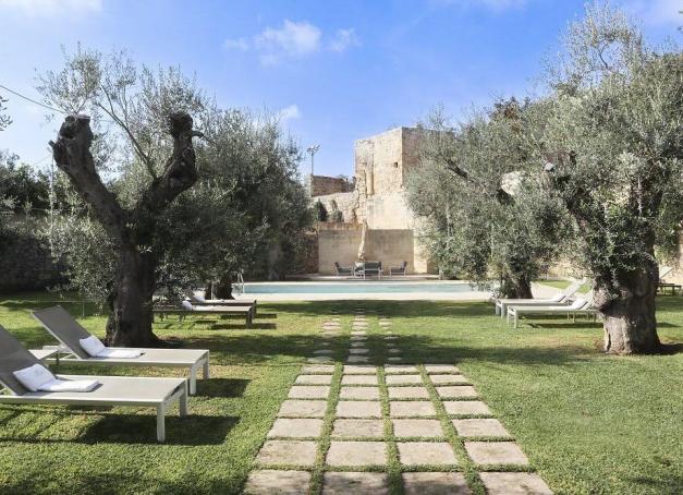 Palais aristocratique à Palerme, demeure cachée dans les ruelles de Lecce ou refuge troglodyte dominant Matera : notre sélection des plus beaux hôtels d’Italie du Sud.