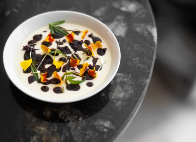 Juste en face de l'Assemblée, Hémicycle le bien nommé, propose une très belle cuisine contemporaine, pour déjeuners d'affaires et plus si affinités... 

