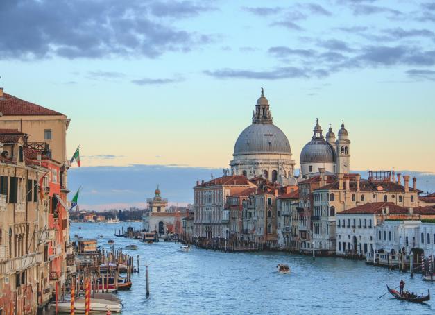 En avril 2026, Orient Express ouvrira les portes de son second hôtel « statique ». C’est dans la belle Venise qu’il fera vivre la légende de la marque, au Palazzo Donà Giovannelli. Une adresse historique métamorphosée en sanctuaire culturel et raffiné, où l’âme de la Sérénissime s’offre dans toute sa splendeur.