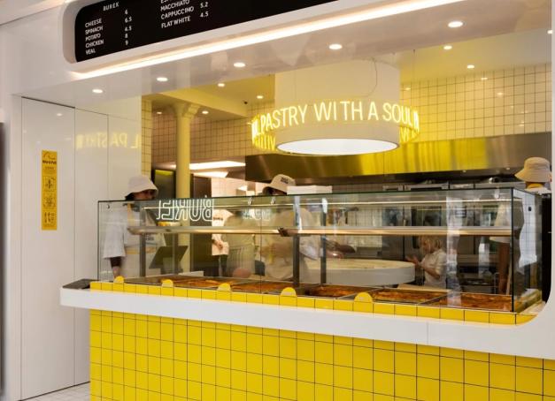 Coup de cœur pour Holy Burek, premier spot parisien entièrement dédié au burek, cette pâtisserie salée iconique des Balkans.
