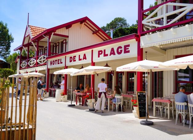 Il se passe toujours quelque chose sur la presqu’île du Cap Ferret… L’été dernier on a fêté la très attendue réouverture de l’hôtel de la Plage « chez Magne » à l’Herbe et il faut bien dire que c’est une drôle de réussite : l’ambiance chaleureuse et sans chi-chis est toujours à l’ordre du jour !