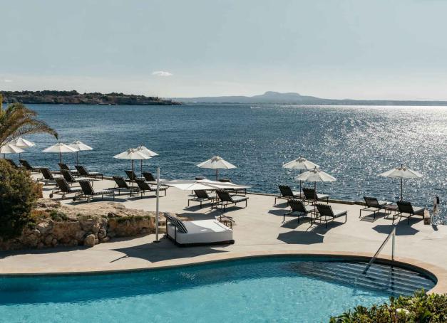 Bien plus qu’un simple hôtel de luxe à Majorque, le cinq étoiles Hotel de Mar Gran Meliá est une perle architecturale qui surprend par sa modernité. Son élégance contemporaine et son design emblématique en font un resort unique sur la plus grande île des Baléares. 
