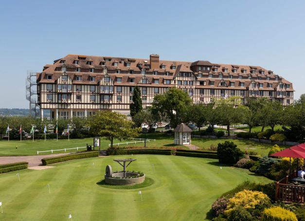 Découvrez les plus beaux hôtels golf de France, sélectionnés par la rédaction Yonder : de la Provence au Jura en passant par le Val d’Oise, voilà la liste des adresses iconiques où travailler son swing dans un cadre idyllique.