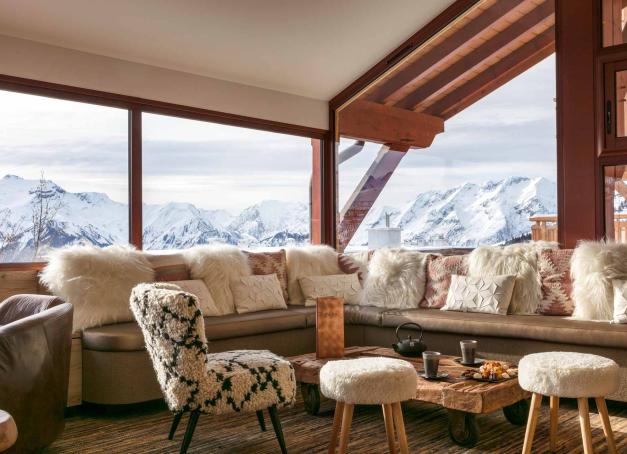 Découvrez notre sélection des cinq hôtels ski pour un séjour à la montagne, de l’Alpe d’Huez à Méribel en passant par Val Thorens, parmi les plus beaux hôtels 5 étoiles de grandes stations.