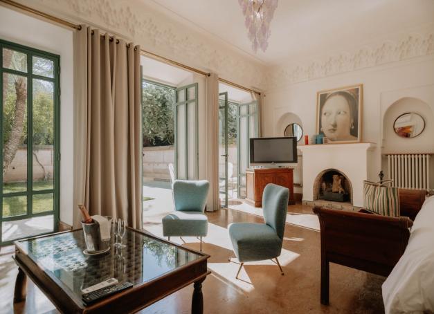 À Marrakech, les hôtels de luxe se situent principalement dans la médina, la palmeraie et les alentours, offrant des panoramas époustouflants sur l'Atlas. Voici nos recommandations de charme et nos coups de cœur parmi les hôtels 4 et 5 étoiles, pour plonger dans l'énergie vibrante de la ville ocre.