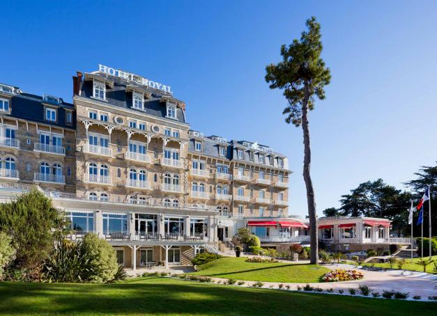 Immortalisée par le film de Diane Kurys La Baule-Les-Pins, la cité balnéaire possède depuis le siècle dernier un hôtel de luxe à l’élégance décontractée. Dressé dans un parc face à une plage de 8 km, l’hôtel Barrière Le Royal décline le charme intemporel des palaces d’antan, associé à un confort contemporain. Découverte de ce 5 étoiles devenu une véritable institution en Loire-Atlantique.