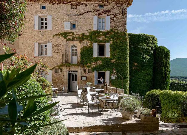 Entre le chant des cigales, le souffle du mistral et l’éclat du bleu azur, le Sud de la France déroule son art de vivre. Mas provençaux, palaces mythiques, hôtels de charme ou adresses au design affirmé : voici 20 des plus beaux hôtels du Sud de la France où poser ses valises.