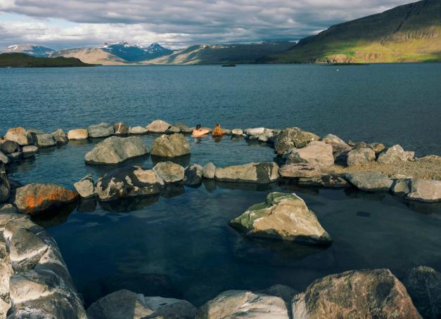 À l’écart des grands sites emblématiques du Cercle d'or, il est une terre moins connue où l’on entend résonner les vagues, la terre, l’histoire du pays et les glaciers. Bienvenue dans l’ouest de l’Islande, où bien-être rime avec nature.
