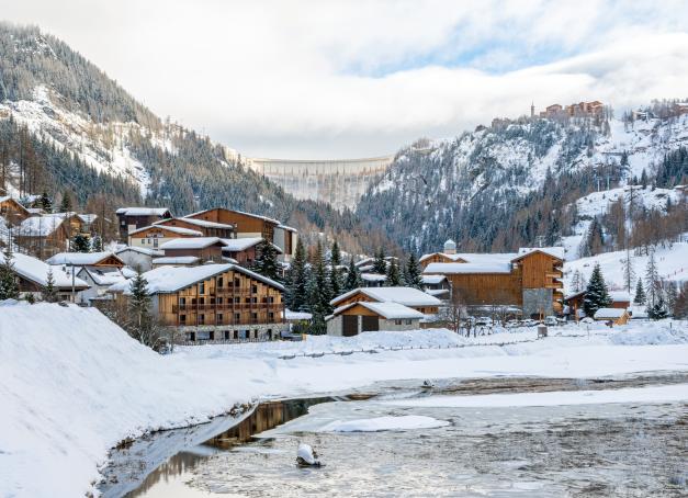 Situé à 1 550 mètres d'altitude, le Tetras Lodge de Tignes Les Brévières est un hâvre de paix  pour les amoureux de la nature et des sports à la recherche d’un cadre préservé dans les Alpes françaises. 

