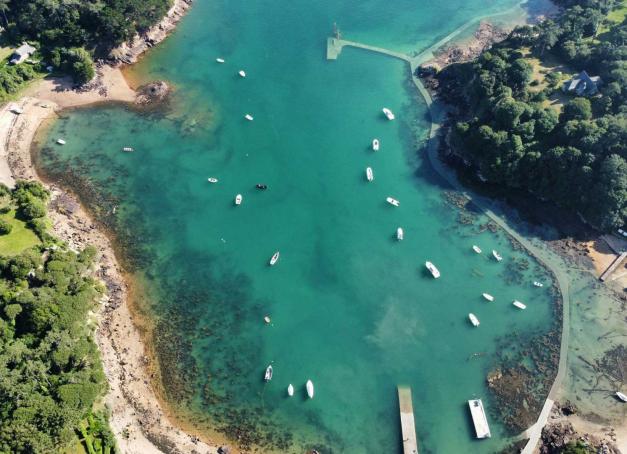 Oubliez le tumulte des villages bondés en été : pour un goût d’évasion authentique, c’est hors saison qu’il faut découvrir ces petites îles françaises ! Ici, pas de voitures, seulement le doux bruit des vagues, le vent sur les sentiers et le parfum des fleurs ou de l’iode. De l’automne au printemps, voici 5 oasis sans trafic routier pour se reconnecter à la nature, à l’histoire ou simplement à soi-même.
