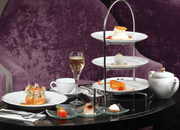 Les « tea time » sont plus que jamais prisés ! Par amour du thé et de ses délicieux accompagnements ? Sûrement ! mais aussi pour le plaisir de se retrouver dans un lieu élégant, souvent un hôtel 5 étoiles. Conditions remplies pour ce tea time au Waldorf Astoria Versailles qui a en plus l’avantage d’offrir un vrai moment de détente dans son spa et sa piscine