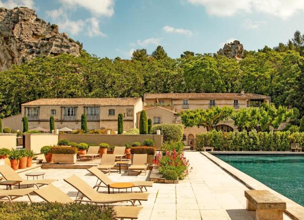 Entre le domaine mythique de Baumanière et les mas discrets nichés dans les oliveraies, les Baux-de-Provence concentrent l'une des plus fortes densités d'hôtels d'exception de France. Voici notre sélection, du grand domaine historique aux adresses plus confidentielles du Parc naturel régional des Alpilles.