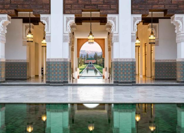 À l’écart de l’agitation de Marrakech, face à l’Atlas, The Oberoi déploie un palais aux allures royales où l’architecture arabo-andalouse magistrale dialogue avec un luxe authentique marocain. Derrière ses façades ocre, des villas privées avec piscine, des restaurants d’excellence et des jardins démesurés composent un refuge aussi majestueux qu’intime.
