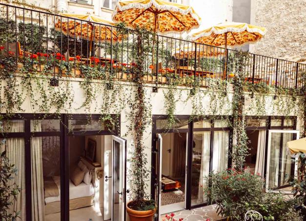 Connu pour abriter le Sacré-Cœur et le Moulin Rouge, pour son ambiance de petit village où vécurent Picasso et Dalí ou encore pour sa vue imprenable sur Paris depuis la Butte Montmartre, le 18e arrondissement abrite aussi plusieurs hôtels pleins de charme. Parfait pour un week-end à Paris ou même un staycation.
