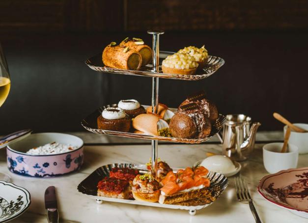 À Paris, où le tea time est devenu un rendez-vous à part entière, le Bvlgari Hotel bouscule le rituel avec une interprétation résolument singulière. Aux influences britanniques, mais à l’accent résolument italien, ce goûter montre à quel point le mélange des cultures œuvre en cuisine. Plongée au cœur d’une des offres les plus confidentielles de la capitale.
