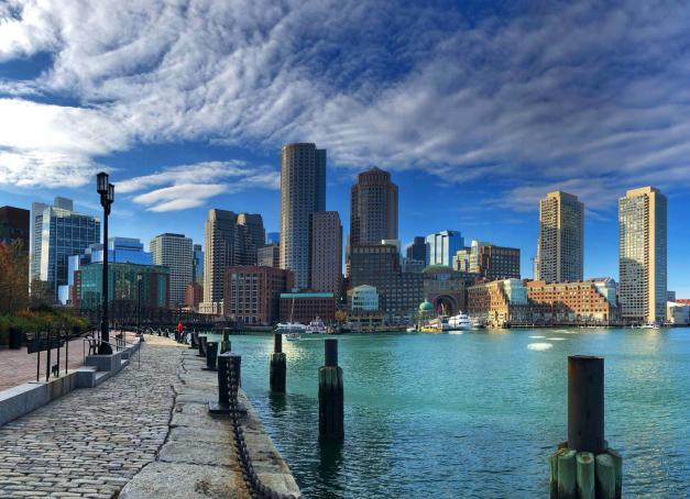 Berceau de la révolution américaine, ville natale de Benjamin Franklin, Boston cultive un charme discret où l'histoire et l'énergie contemporaine ne cessent de se répondre. Ouverte sur la baie et les vents de l'Atlantique, la ville séduit par son élégance tranquille et son échelle humaine. Pour s'imprégner pleinement de cette effervescence, tour d'horizon des plus beaux hôtels de Boston où poser ses valises.