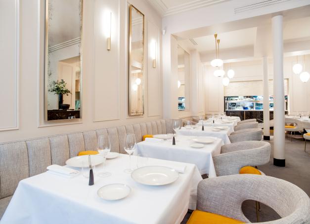 Entre institutions festives, adresses perchées et tables à rallonge, voici notre sélection des meilleurs restaurants à Paris pour un anniversaire. Ou comment souffler ses bougies avec style.
