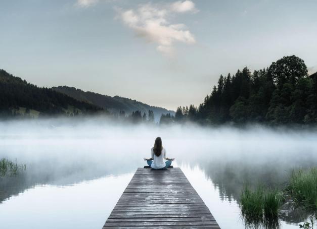 De nombreux lacs d’un bleu profond se cachent le long des chemins de randonnée dans les alentours de Gstaad. De quoi se rafraîchir dans des eaux vivifiantes, pratiquer de nombreuses activités et découvrir la montagne sous un autre angle. 