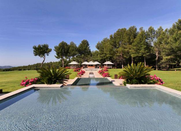 Au cœur d’un parc de douze hectares avec vue sur la Grande Bleue, l’Hôtel & Spa du Castellet, membre des Relais & Châteaux et détenteur de trois clefs Michelin, se pose en champion du raffinement, notamment grâce à son offre gastronomique — le restaurant trois étoiles (2024) du jeune prodige Fabien Ferré — et son vaste spa. 