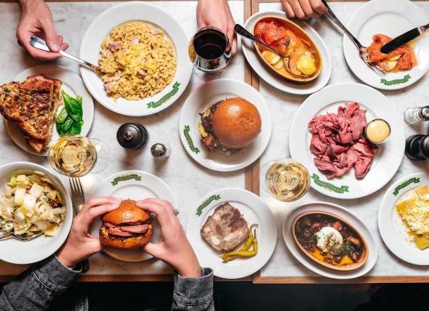 Une cuisine française simple et traditionnelle dans une ambiance décontractée, c’est la proposition du comptoir Le Chardonnay, petit frère du restaurant Aux Crus de Bourgogne. 
