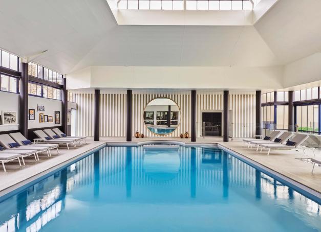 Sur la Côte d’Émeraude, Dinard cultive une élégance intemporelle entre villas Belle Époque, plages bordées de rochers et horizon marin. La station balnéaire s’impose aussi comme une destination bien-être, portée par plusieurs hôtels spa aux approches complémentaires.