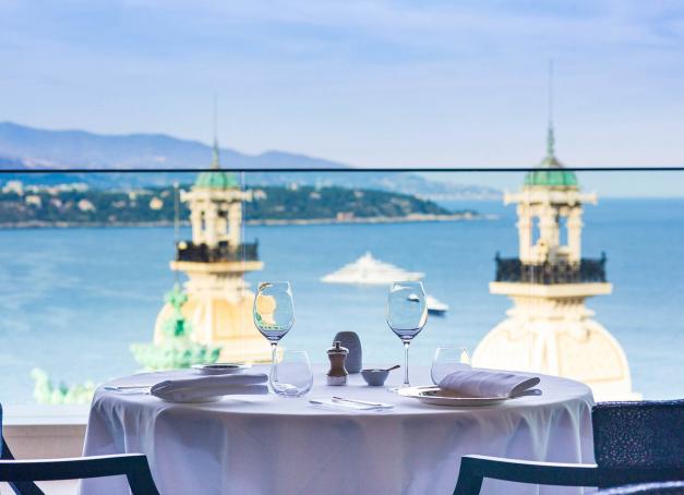 Influences méditerranéennes, provençales et italiennes, chefs étoilés de renommée internationale et tables cosmopolites à l’image de ses habitants, la Principauté de Monaco s’avère être une destination de choix pour les gourmets.
