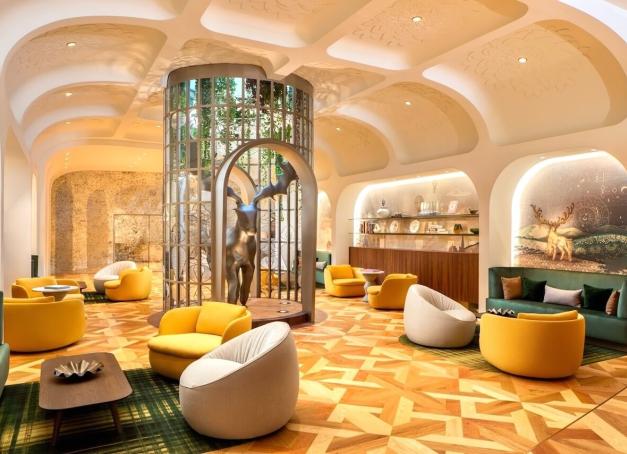 Le tout nouveau joyau boutique-hôtel de IHG Hotels & Resorts débarque à Budapest, à deux pas du quartier du château. L’adresse conjugue maximalisme et expression artistique, dans un manoir du XIXe siècle. 