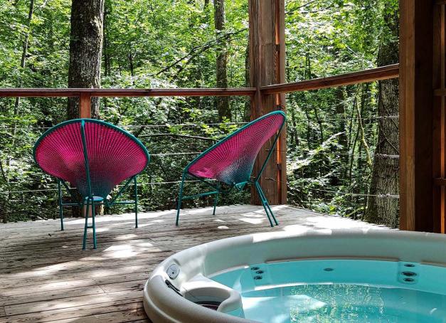 A Paris ou en province, au bord de la mer ou dans les terres, rien de tel qu’un petit week-end en amoureux dans un hôtel avec jacuzzi privatif. Yonder a sillonné les quatre coins du pays pour vous dénicher les hôtels pour un week-end en amoureux avec jacuzzi privatif en chambres ou en suites. De quoi prendre du bon temps à deux !