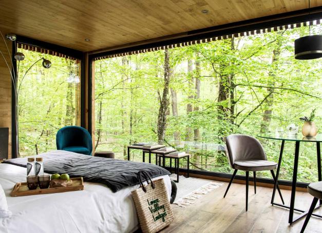 Dans un monde où les écrans semblent être des extensions de nous-mêmes, certains lieux d'exception prônent le silence numérique, il est temps de partir en digital détox. Entre monastères italiens réinventés, spa de luxe dans la Forêt Noire et resorts mexicains récompensant chaque journée sans écran, ces hôtels visionnaires pour déconnecter offrent une échappée dans une bulle sans ondes. Mode avion activé. 
