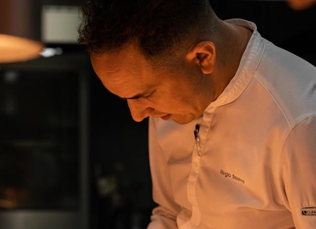 S'il n'est pas évident de reprendre une maison aussi mythique que le Lucas Carton, le chef Hugo Bourny semble y avoir trouvé l'écrin idéal pour gagner encore en maturité. Rencontre.