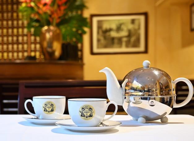 La Maison de thé, qui fête ses 170 ans cette année, se distingue depuis 1984 dans le commerce de détail en proposant des thés d’exception. Mais aussi par un volet gastronomique remarquable, dont un tea time centré autour du thé.