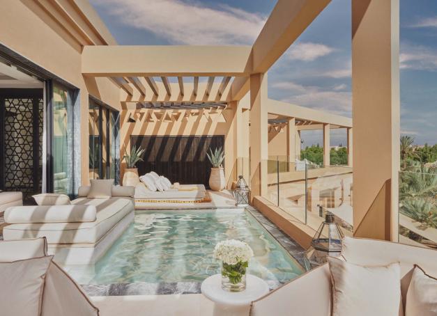 Marrakech est une destination rêvée pour une escapade synonyme de dépaysement, de détente, de découverte… À 3h d’avion de la France, on y trouve une météo ensoleillée toute l’année, des lieux chargés d’histoires, des hôtels de rêve, des restos hauts en couleurs… Voici notre sélection d’hôtels 5 étoiles à Marrakech pour marquer le coup.