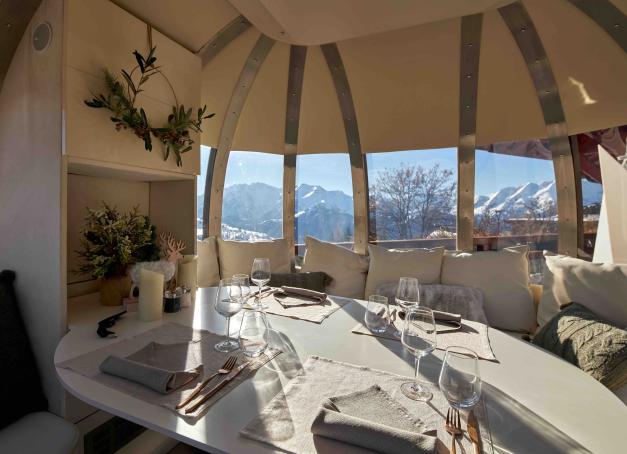 Direction l’Alpe d’Huez, la station iséroise surnommée « l’île au soleil », réputée pour ses pistes mythiques, son panorama à 360° et ses 300 jours d’ensoleillement par an. Été comme hiver, on y vient autant pour les grands espaces et les activités de plein air que pour les belles adresses gourmandes. Voici notre sélection des meilleurs restaurants de l’Alpe d’Huez.