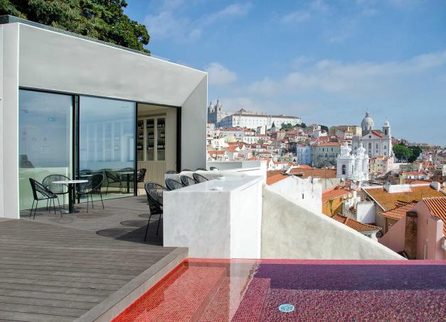 Lisbonne, en l'espace de quelques années, s'est imposée comme l'une des capitales les plus dynamiques d'Europe. Découvrez notre sélection des 15 meilleurs hôtels de Lisbonne : palais réinventés 4 et 5 étoiles, boutiques-hôtels intimistes et adresses chics et design. 