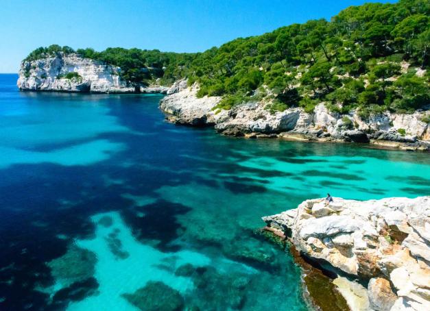 Moins touristique que Majorque ou Ibiza, moins branchée que Formentera, Minorque serait-elle la dernière île authentique des Baléares ?