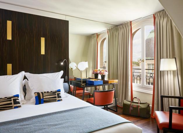 Entre ses cafés iconiques, ses galeries d’art, ses libraires et ses antiquaires, le cœur de la Rive gauche incarne un art de vivre parisien bien particulier. Ici, chaque hôtel reflète une facette différente de l’âme germanopratine. Sélection des meilleurs hôtels de Saint-Germain-des-Prés.
