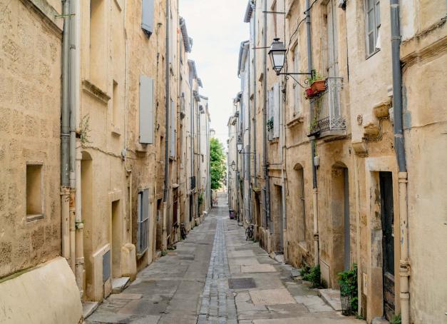 Cap sur la capitale de l'Hérault, le temps d’une escapade pour visiter Montpellier et sa vieille ville, les nouveaux quartiers et le bord de mer. À deux pas des étangs de l'or, Montpellier possède un riche patrimoine où se côtoient hôtels particuliers, folies et architecture contemporaine. Suivez le guide. 