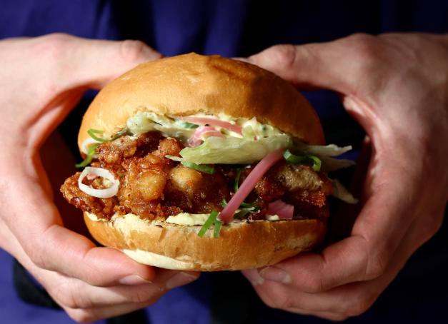 Près du Sacré-Coeur, Nakatsu fait trembler Montmartre avec son poulet karaage tout droit venu du Perche. Une association délicieuse, parfumée et responsable qui ravit les papilles des spécialistes de la cuisine nippone.