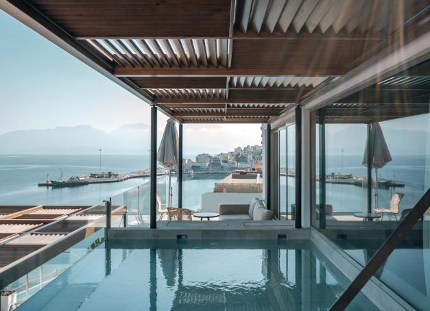 La Crète n’abrite pas que des grands resorts. Focus sur le plus beaux hôtels 4 et 5 étoiles, hôtels de luxe et de charme mais aussi vue mer ou même boutique hôtel de l’île