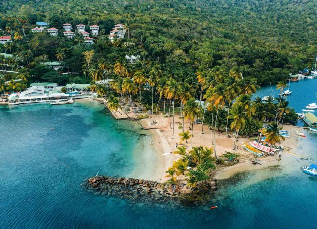 Célèbre pour ses deux pitons classés Unesco et pour ses plages de sable baignées par une eau turquoise, Sainte-Lucie, île caribéenne au sud de la Martinique, s’est investie dans un futur durable pour préserver son fragile écosystème. Visite de Sainte-Lucie en huit expériences.