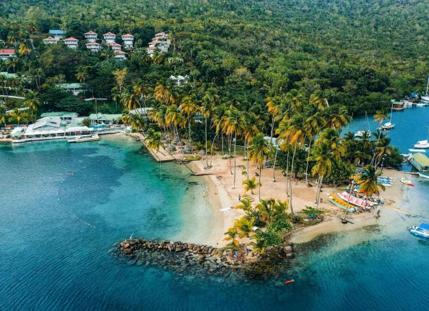 Célèbre pour ses deux pitons classés Unesco et pour ses plages de sable baignées par une eau turquoise, Sainte-Lucie, île caribéenne au sud de la Martinique, s’est investie dans un futur durable pour préserver son fragile écosystème. Visite de Sainte-Lucie en neuf expériences.