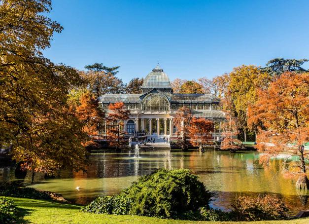 Madrid, capitale vibrante au caractère bien trempé, attire autant par son héritage artistique que par son ambiance festive. Ses larges avenues arborées, ses quartiers branchés et ses musées en font une destination idéale. Découvrez les bonnes adresses de Madrid pour un week-end ensoleillé au cœur de l’Espagne.