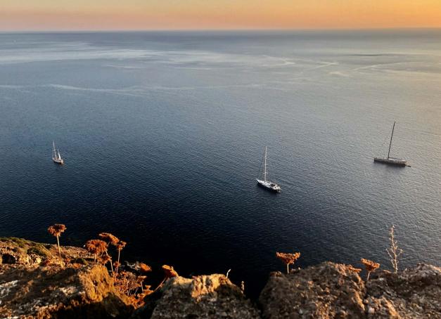 À mi-chemin entre la Sicile et la Tunisie, Pantelleria, île volcanique battue par les vents et autrefois surnommée « la fille du vent », fascine par ses criques d’obsidienne, ses eaux profondes et son élégance discrète. Une adresse confidentielle prisée des célébrités en quête de calme et d’authenticité.