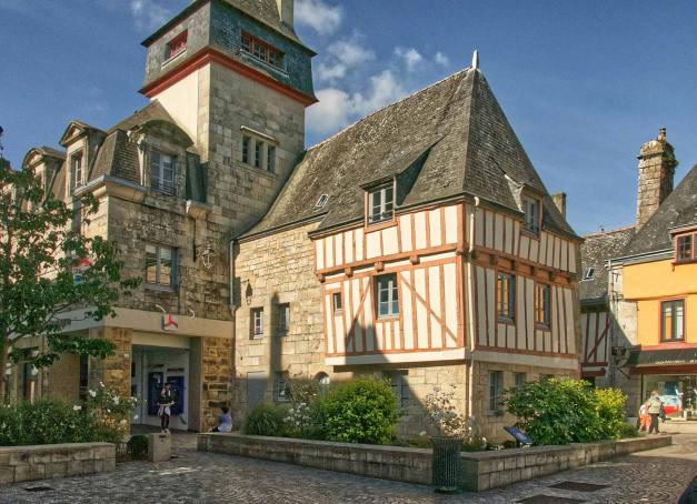 La Bretagne Sud se savoure lentement, au rythme des marées et des petites routes côtières. De Quimper à Vannes, notre itinéraire traverse des villes de caractère, des ports animés et des paysages marins à couper le souffle. Récit d’un voyage de huit jours entre authenticité et douceur de vivre.