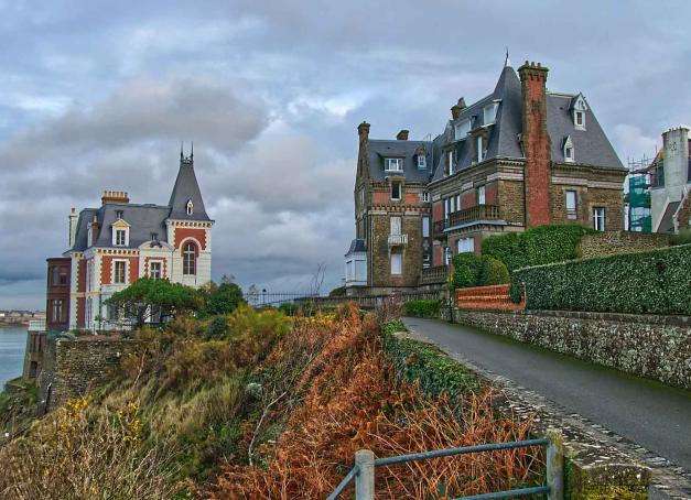 À 2h30 de Paris, Dinard remet les idées au clair : marche tonique sur les sentiers côtiers, sunset en terrasse et réveil face à la baie de Saint-Malo. Une échappée bretonne qui recharge instantanément.