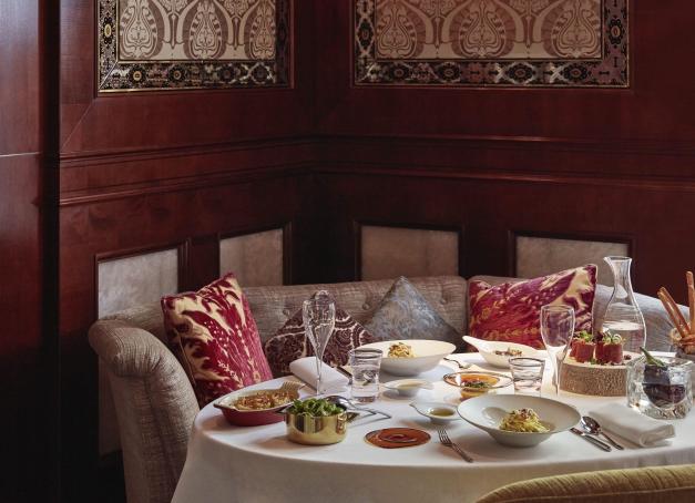 Au Maroc, la gastronomie est partie prenante du voyage. Entre les effluves d'épices de la médina, les adresses branchées du Guéliz et les restaurants des hôtels les plus chics, les tables de la Ville ocre offrent une multitude de saveurs envoûtantes. Prêt pour une odyssée gustative ? Yonder a sélectionné pour vous les meilleurs restaurants de Marrakech.
