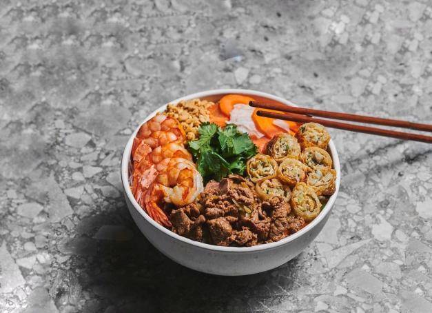 À la fois saine et tellement yummy, cette salade fraîche dégustée dans un grand bol est un classique de la street food asiatique. On a sillonné les arrondissements pour vous délivrer le top du top des bo bun de Paris, foi de bo bun addict. À vos baguettes !

